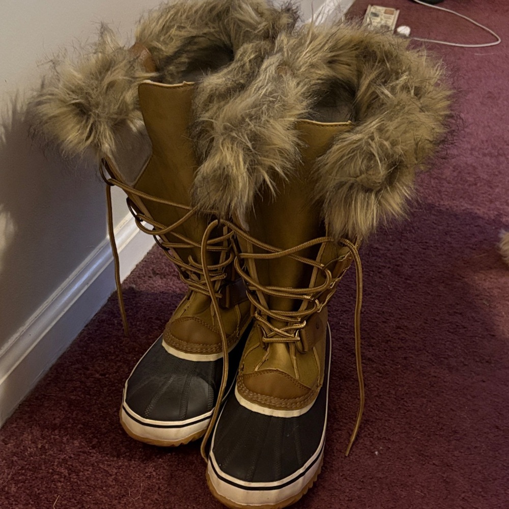 JBU Tan and Black Fur-Trimmed Winter Boots